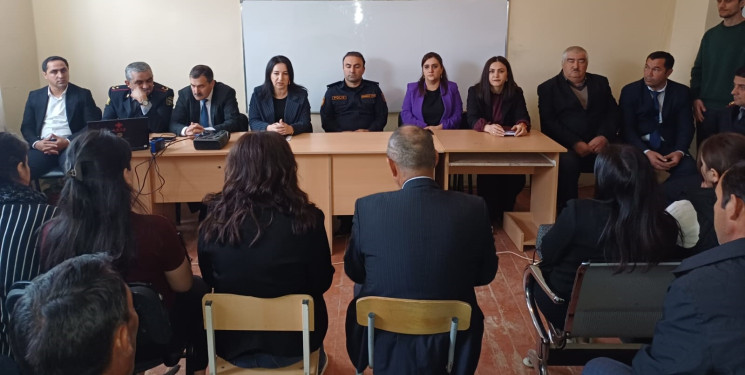 Qobustan rayonu Poladlı kənd tam orta məktəbində “Erkən nikah və onun fəsadları” , “Təhsildən yayınan qızların təhsilə cəlb edilməsi” mövzusunda tədbir keçirilib